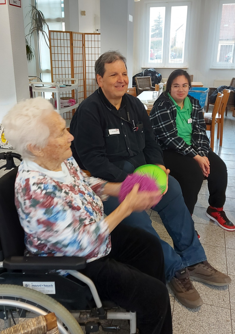 Beschäftigungsrunde mit dem Ball und Fr. Rottmann.jpg