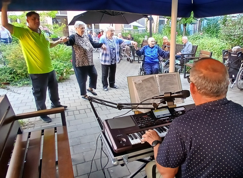 Dieter mit Bewohner.jpg