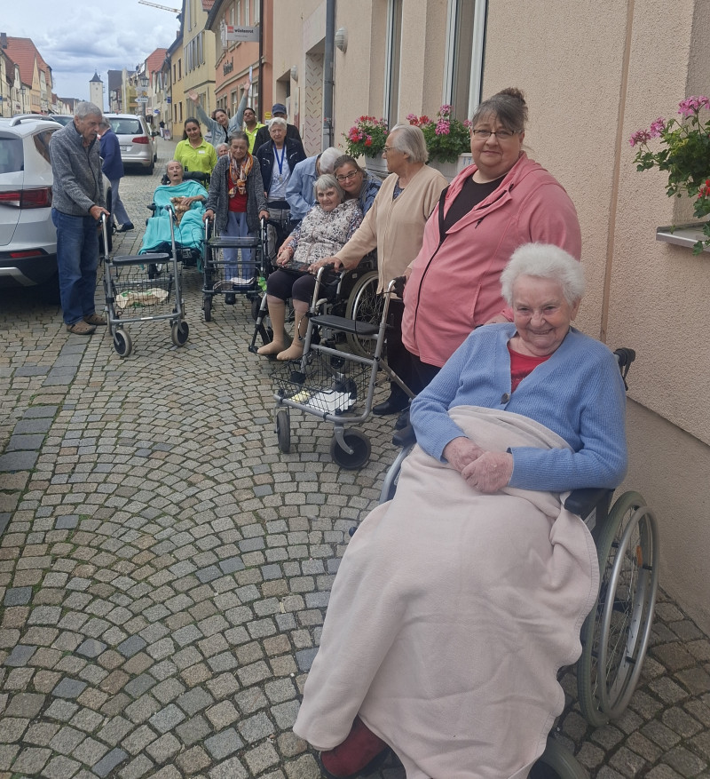 Gruppenbild vor dem haus.jpg