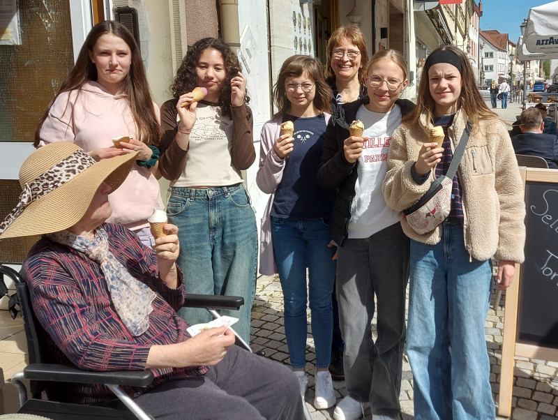 Gruppenbild vor der Eisdiele.jpg