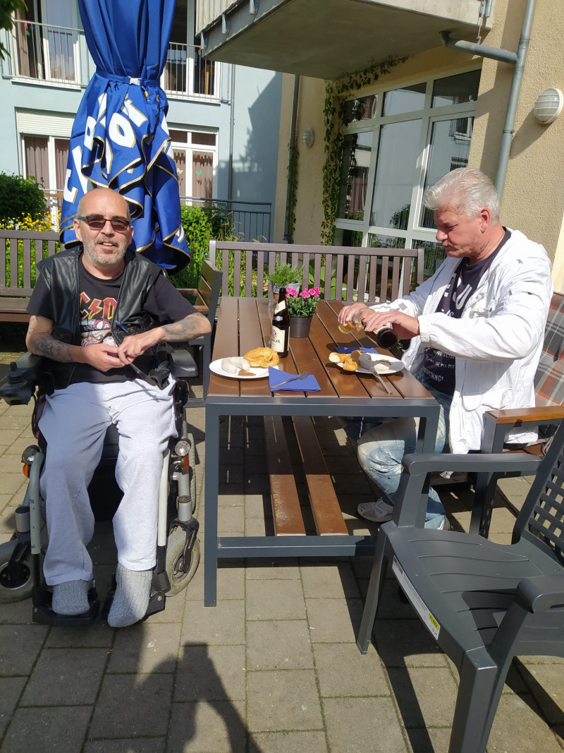H. Geheb und Freund im Garten.jpg