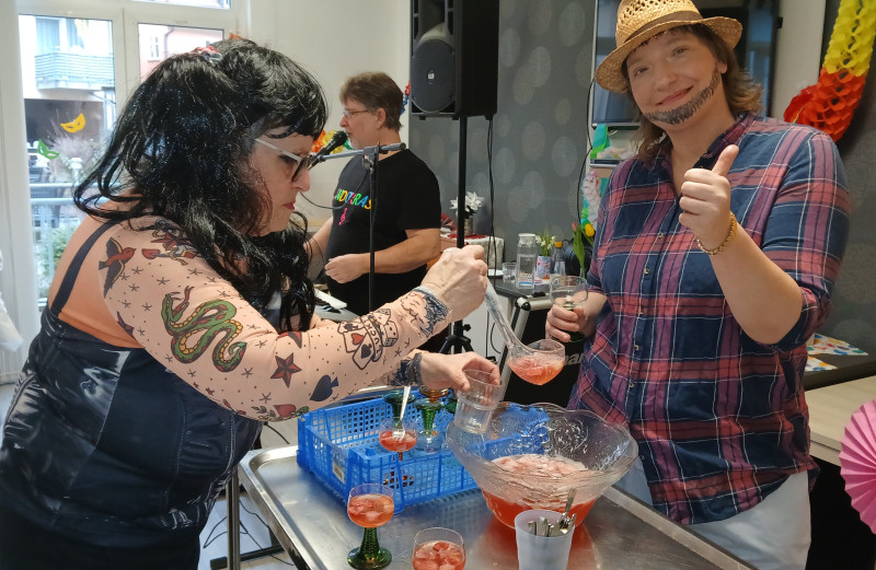 Nina hagen teilt Erdbeerbowle aus.jpg