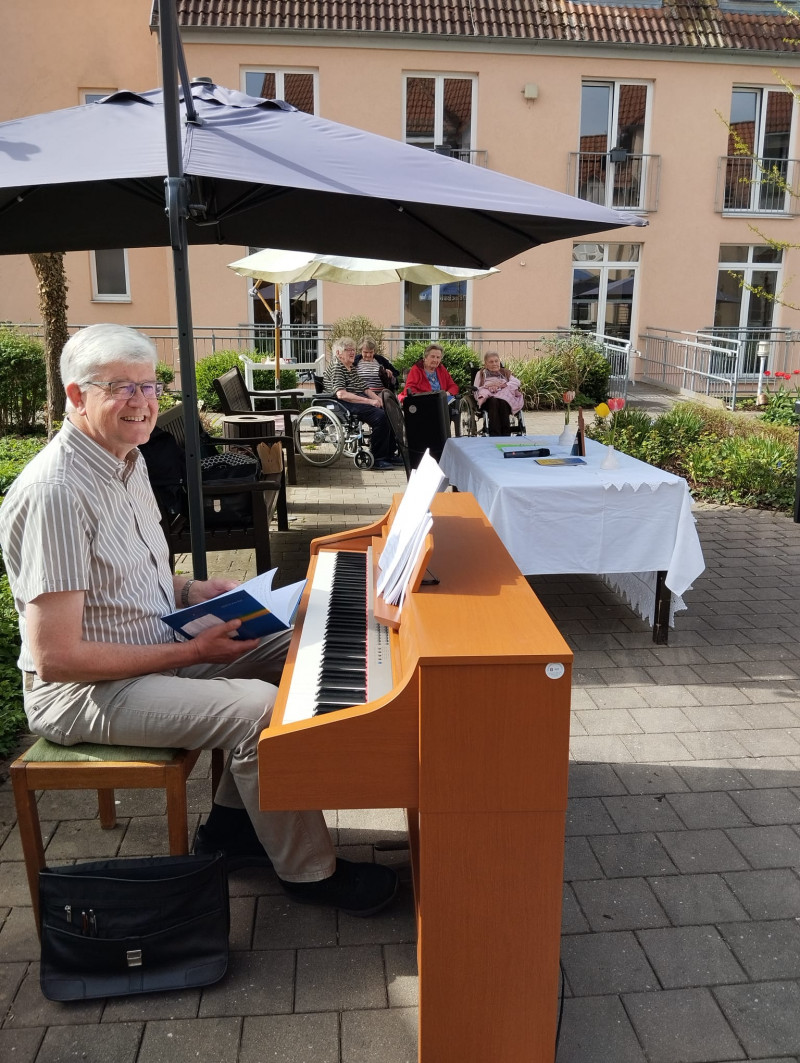 ev. Gottesdienst  mit Organist hans Schjott.jpg