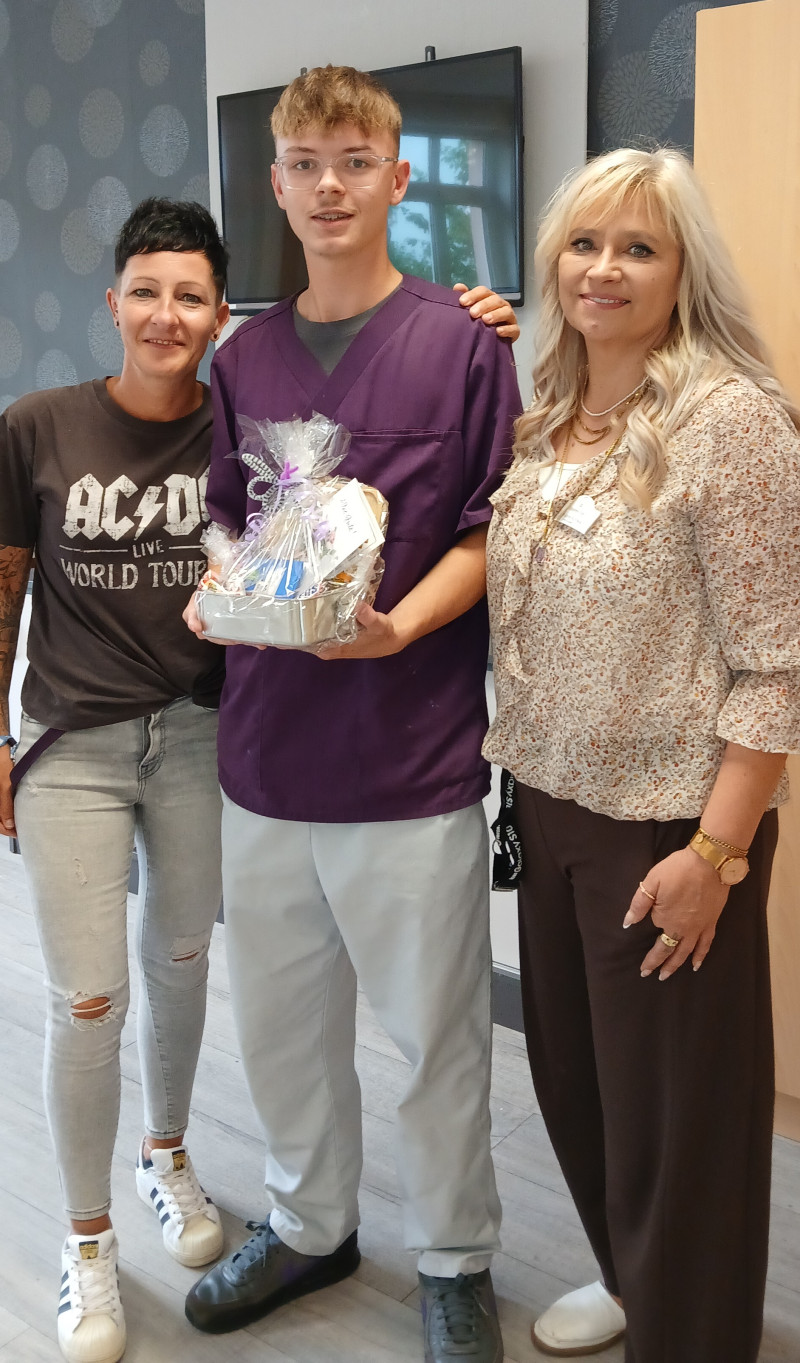 v.l.PDL Frau Keil, Marlon Fenn, EL Frau Kurzeja.jpg